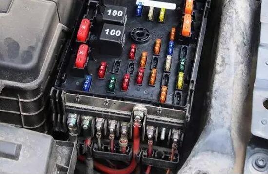 Where is the car fuse? How do you know the electrical equipment?